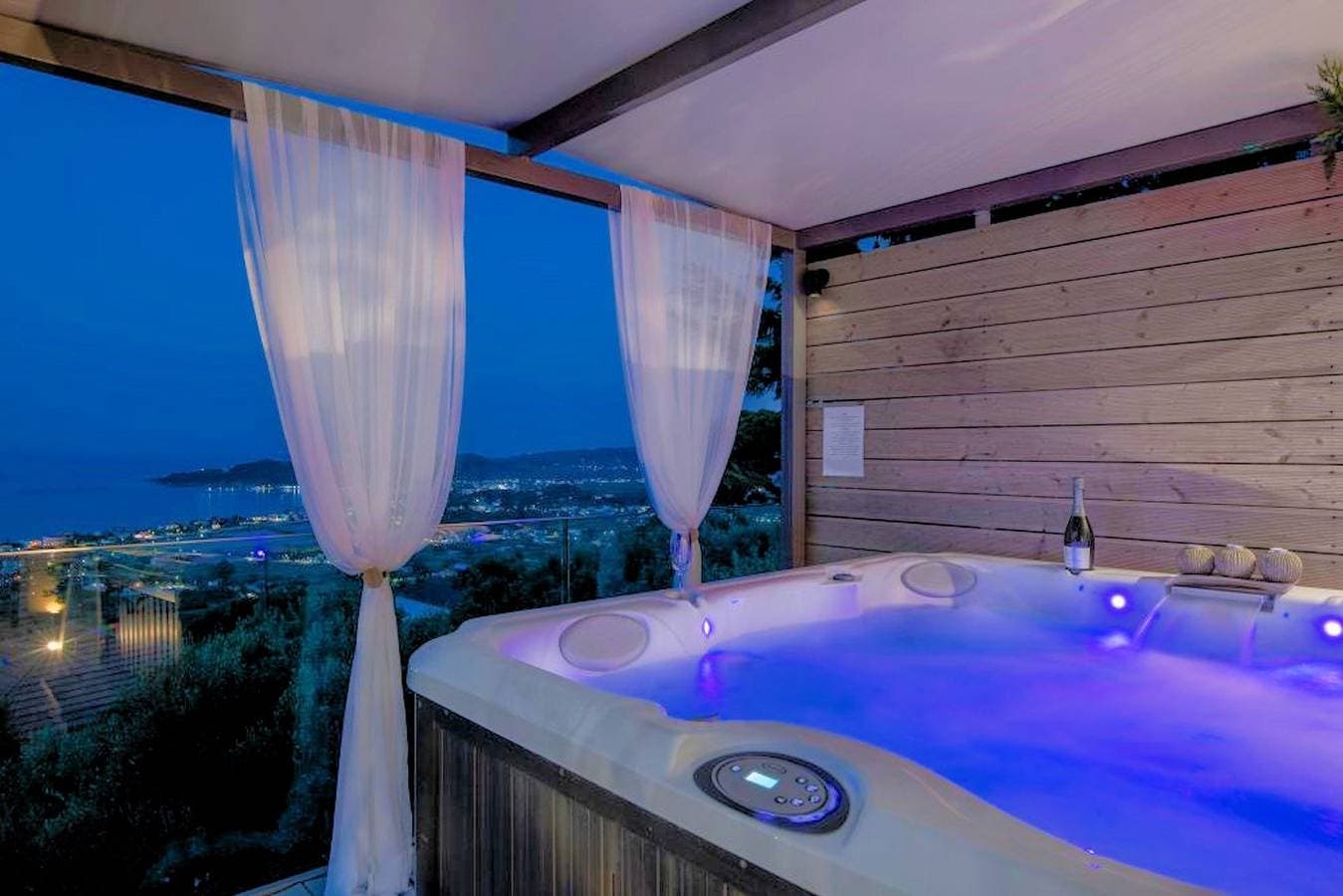 Foto 10 von 62: Villa für 10 Personen mit Garten