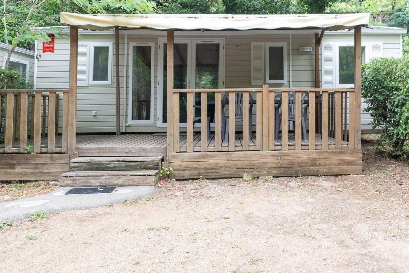 Foto 2 von 20: Wohnwagen 'Midi - Mobil Home 6-8 Pers' mit Gemeinschaftsterrasse und Gemeinschaftsgarten