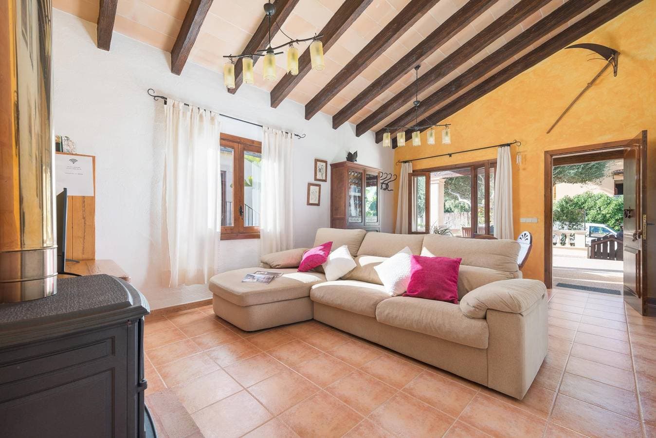 Foto 5 von 33: Alga Marina - Fantastisches Haus mit schöner Terrasse und nur 550 Meter vom Strand in Son Serra de Marina entfernt. WiFi gratis