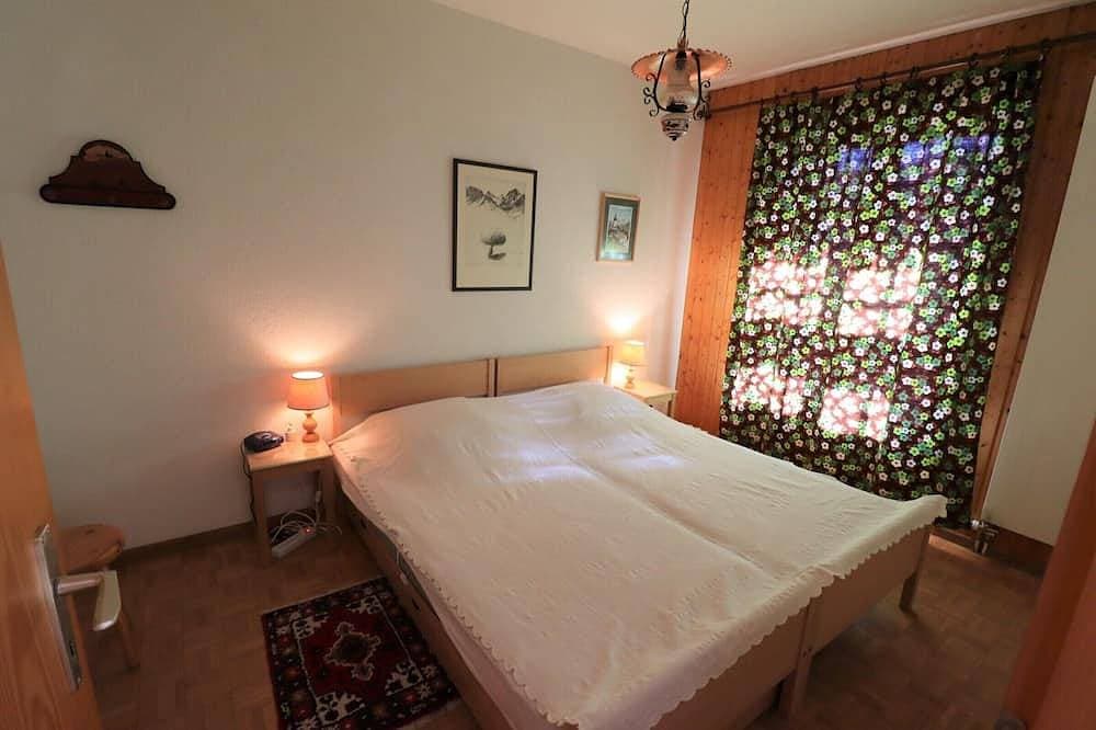 Foto 2 von 10: Außen: 2-Zimmer-Wohnung mit Südbalkon mit Blick auf das Matterhorn. Klappbare Terrassenmöbel. Für 2