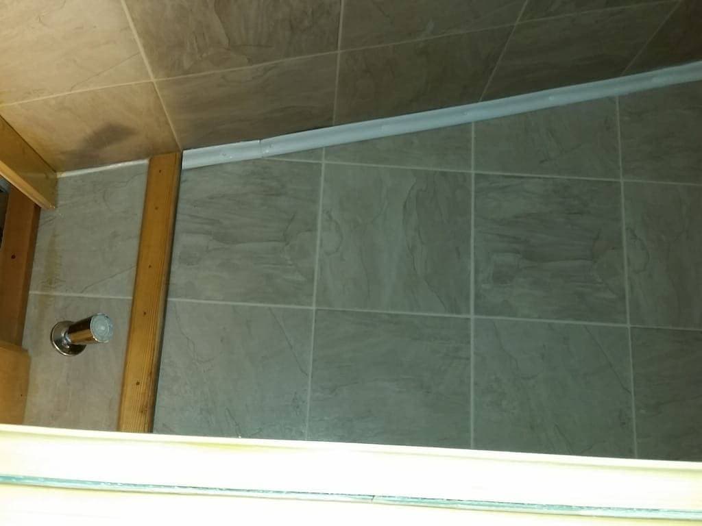 Foto 13 von 15: Flucht in die Wildnis. Abgeschiedene abgelegene Hütte mit privatem Teich