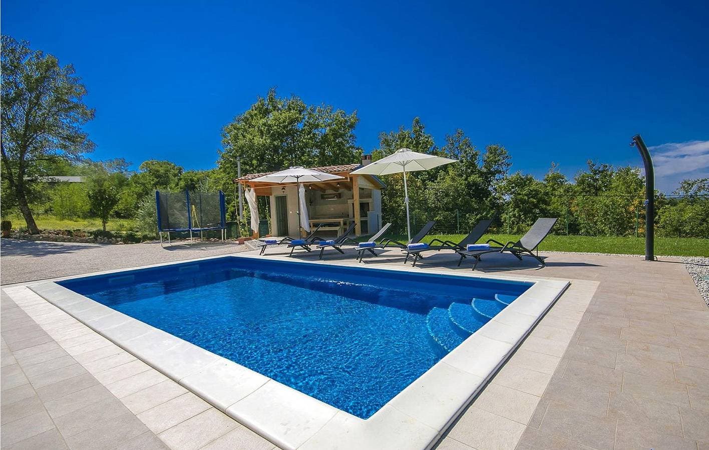 Foto 7 von 41: Modernes Apartment mit 2 Schlafzimmern, Pool und Terrasse – WLAN & Klimaanlage