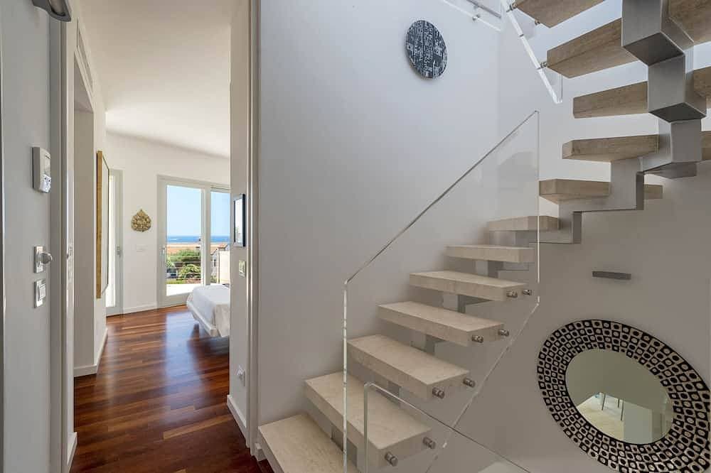 Foto 7 von 30: Luxury Seafront Villa with Rooftop Pool & Stunning Sea Views