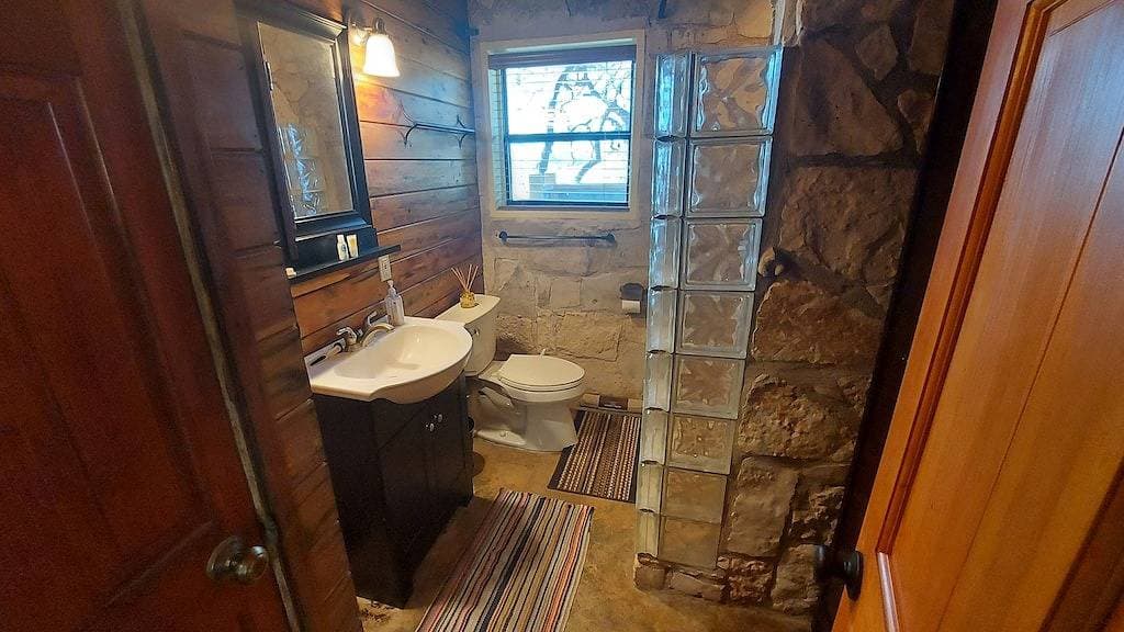 Foto 10 von 19: Gemütliche, private Steinhütte am Wasser an der Nordküste des Lake Travis