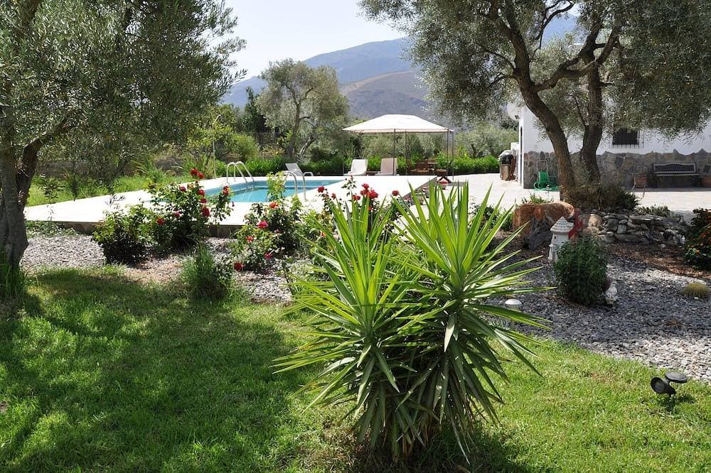 Ein 2 Schlafzimmer Landhaus mit einem großen privaten Garten und Schwimmbad 1