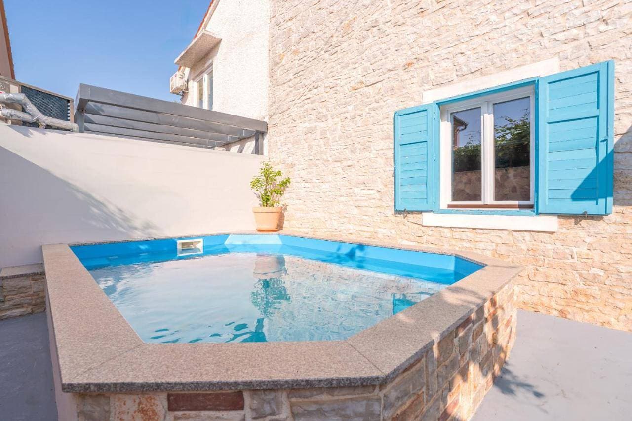 Villa Weiße Feder near Fazana for 5 persons with small heated pool & sea view - only 1,2 km from beach 1