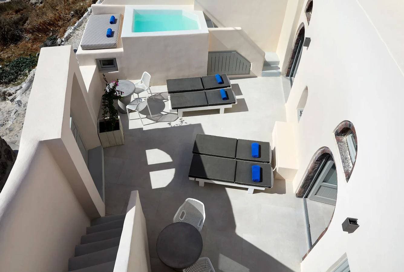 Foto 2 von 22: Luxury Santorini Villa | Villa Elysian Tria | Private Plunge Pool | Sea & Village View | 1 Bedroom | Oia