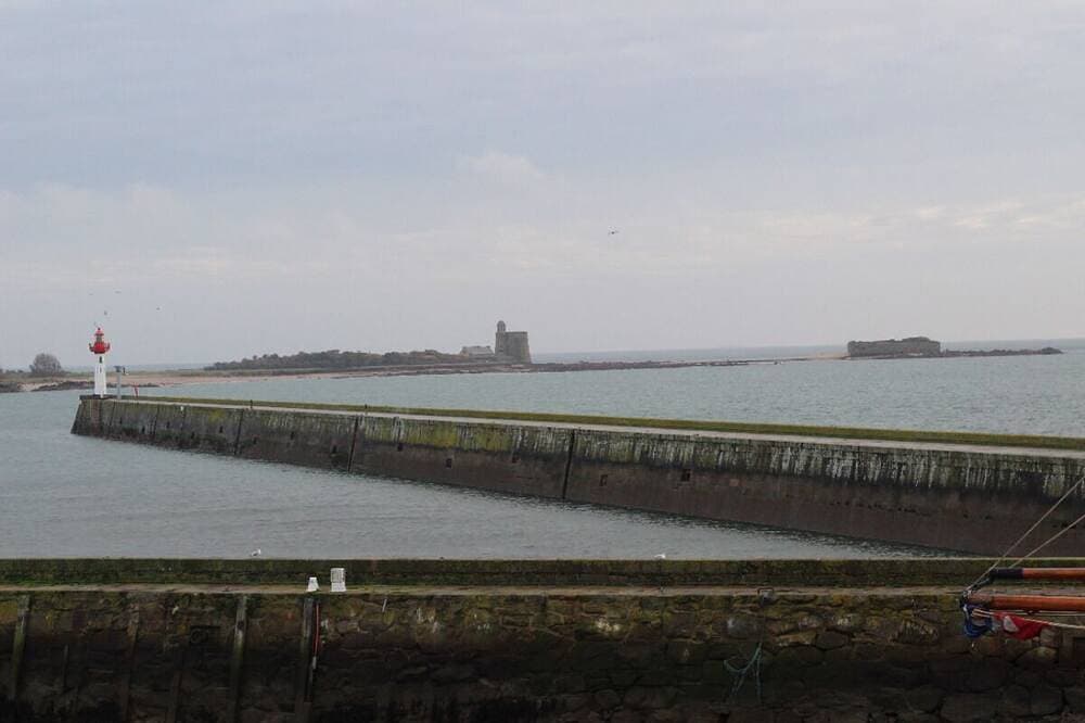 Foto 8 von 9: Wohnung mit Blick auf die Insel Tatihou und den Hafen von St. Vaast la Hongue