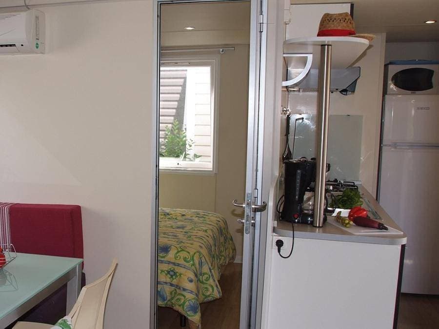 Foto 11 von 49: Camping Tikayan la Vallée du Paradis - Mobilheim 6 personen - Colorado Standard - 2 Schlafzimmer - Klima - TV