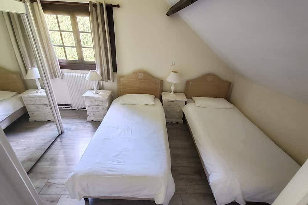 Foto 3 von 30: Cottage with shared swimming pool, hot tub, fishing, tennis, Uk TV and Wi-Fi