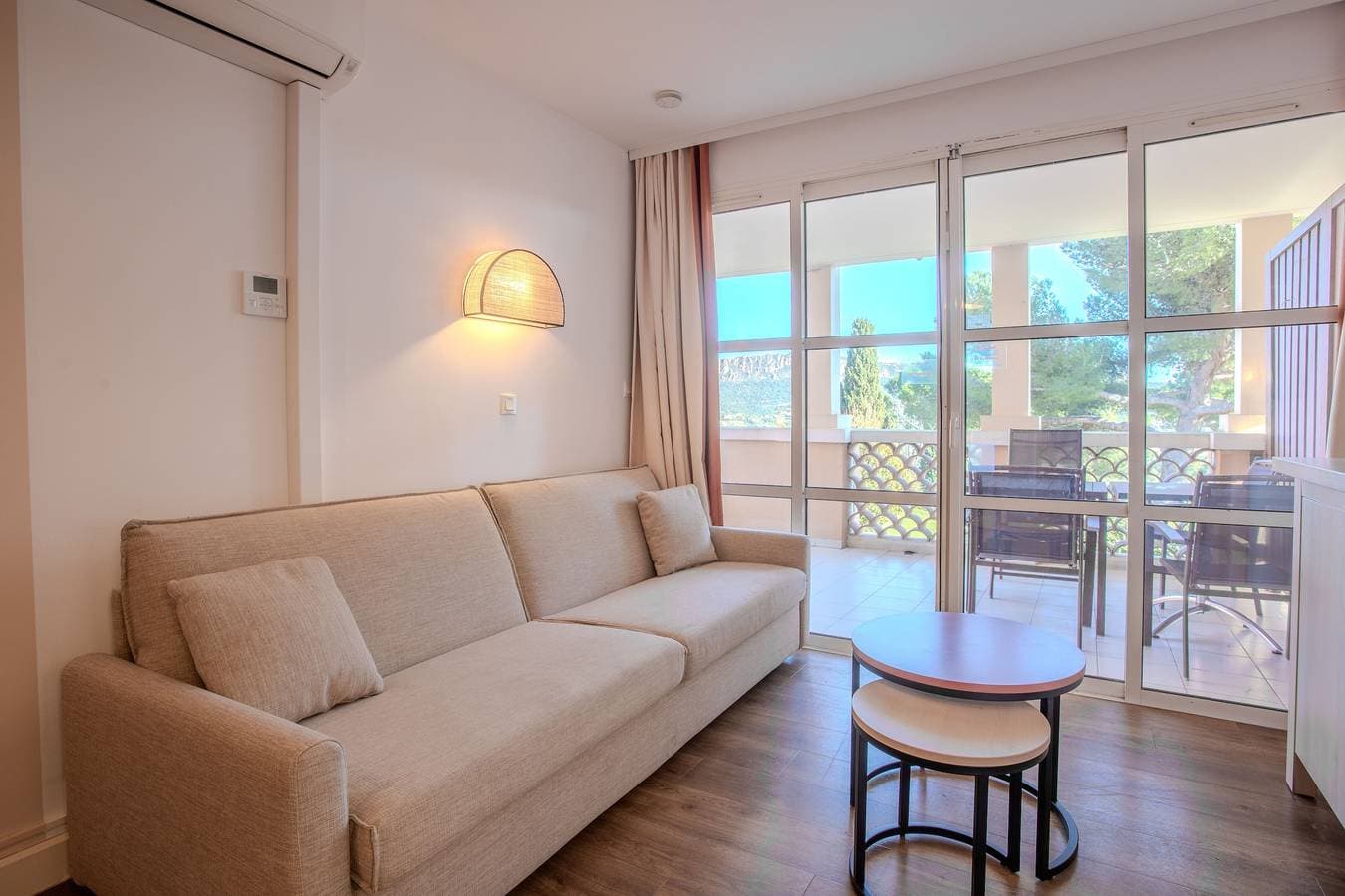 Foto 2 von 32: Einzimmerapartment 'Cap Esterel' mit Bergblick, Gemeinschaftspool und Klimaanlage