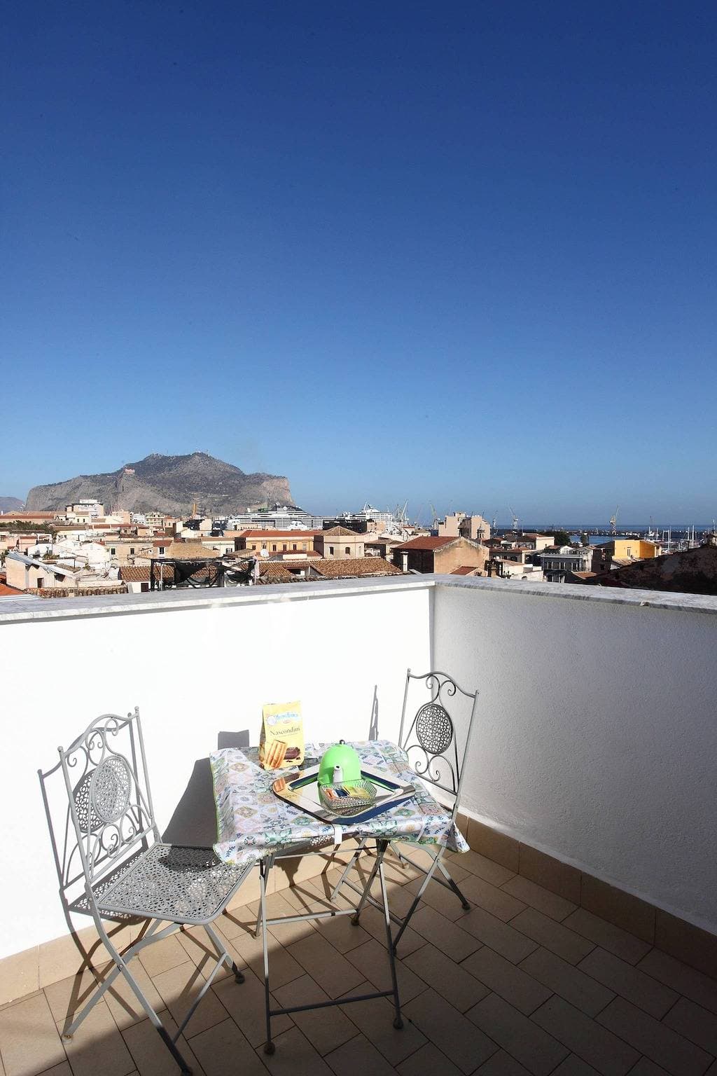 Foto 2 von 28: Terrasse im historischen Zentrum von Palermo rosa