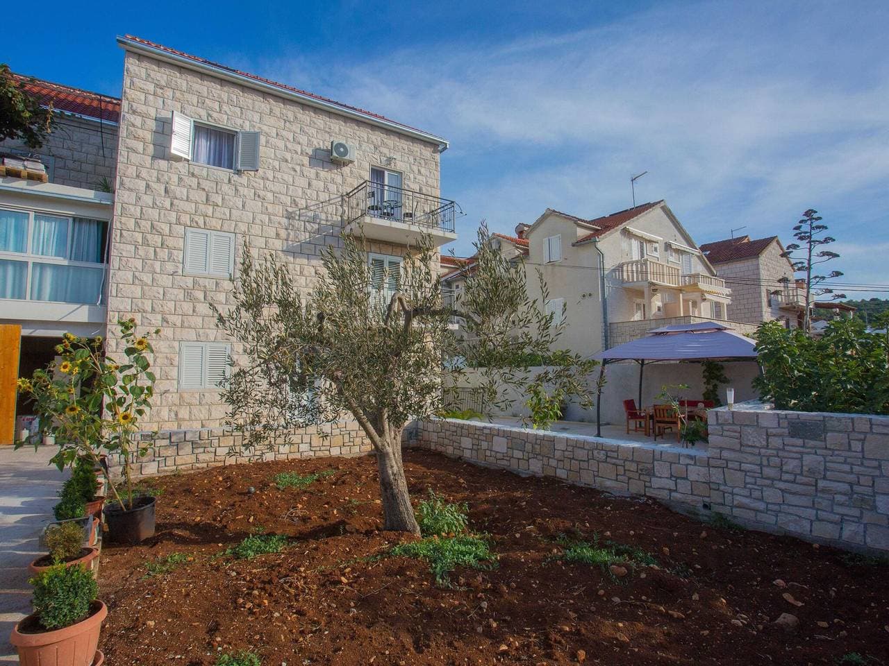 Foto 13 von 17: Apartments Lenka - One Bedroom Apartment with Balcony and garden View A1