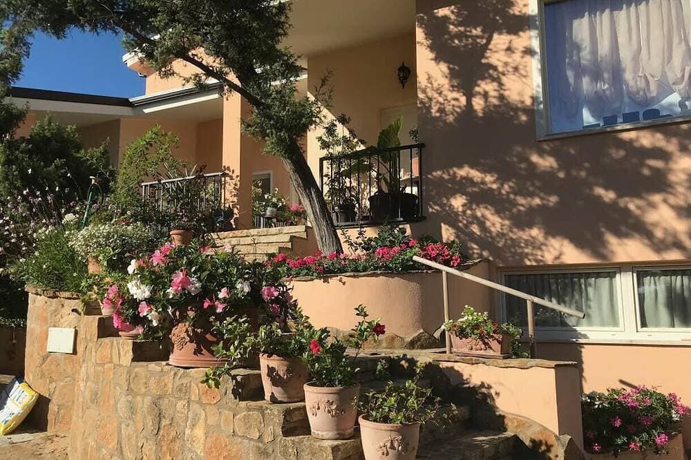 Foto 11 von 30: Villa of flowers, nestled in the green between the sea and the mountains.