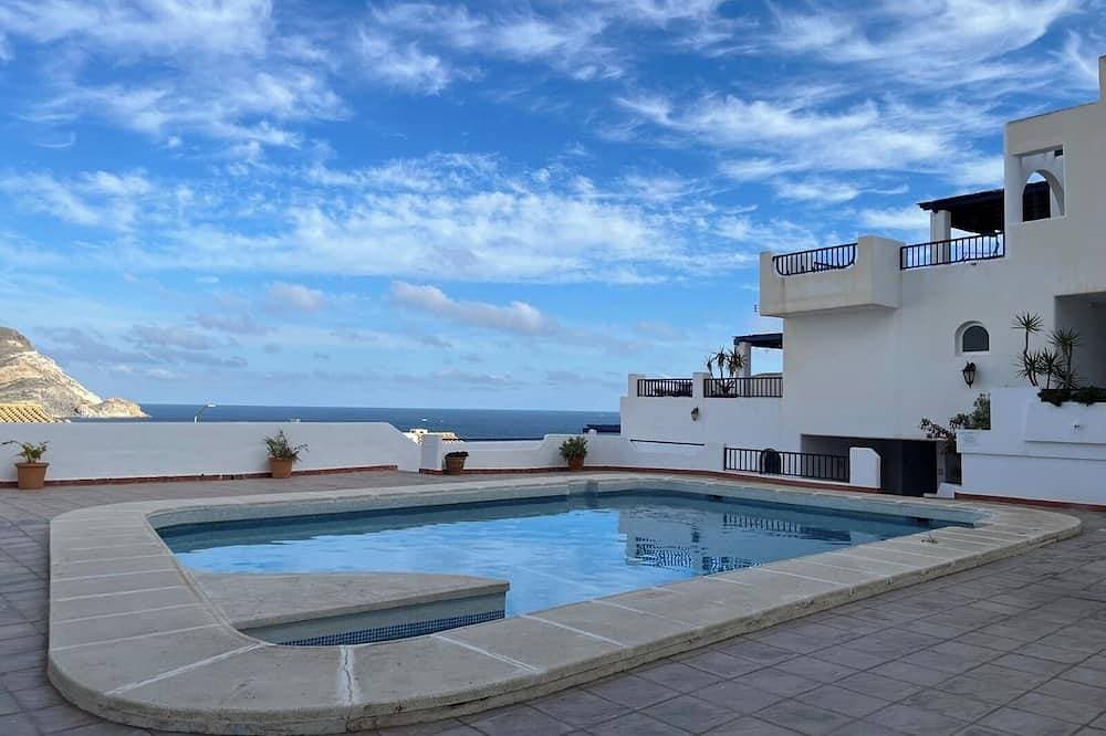 Foto 13 von 17: Cozy apartment near the beach with a private terrace and a shared pool