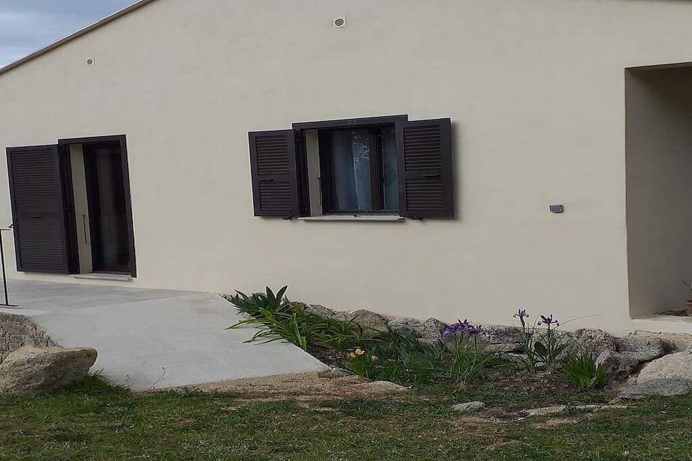 Foto 6 von 12: Maison récente avec piscine privée à la campagne.