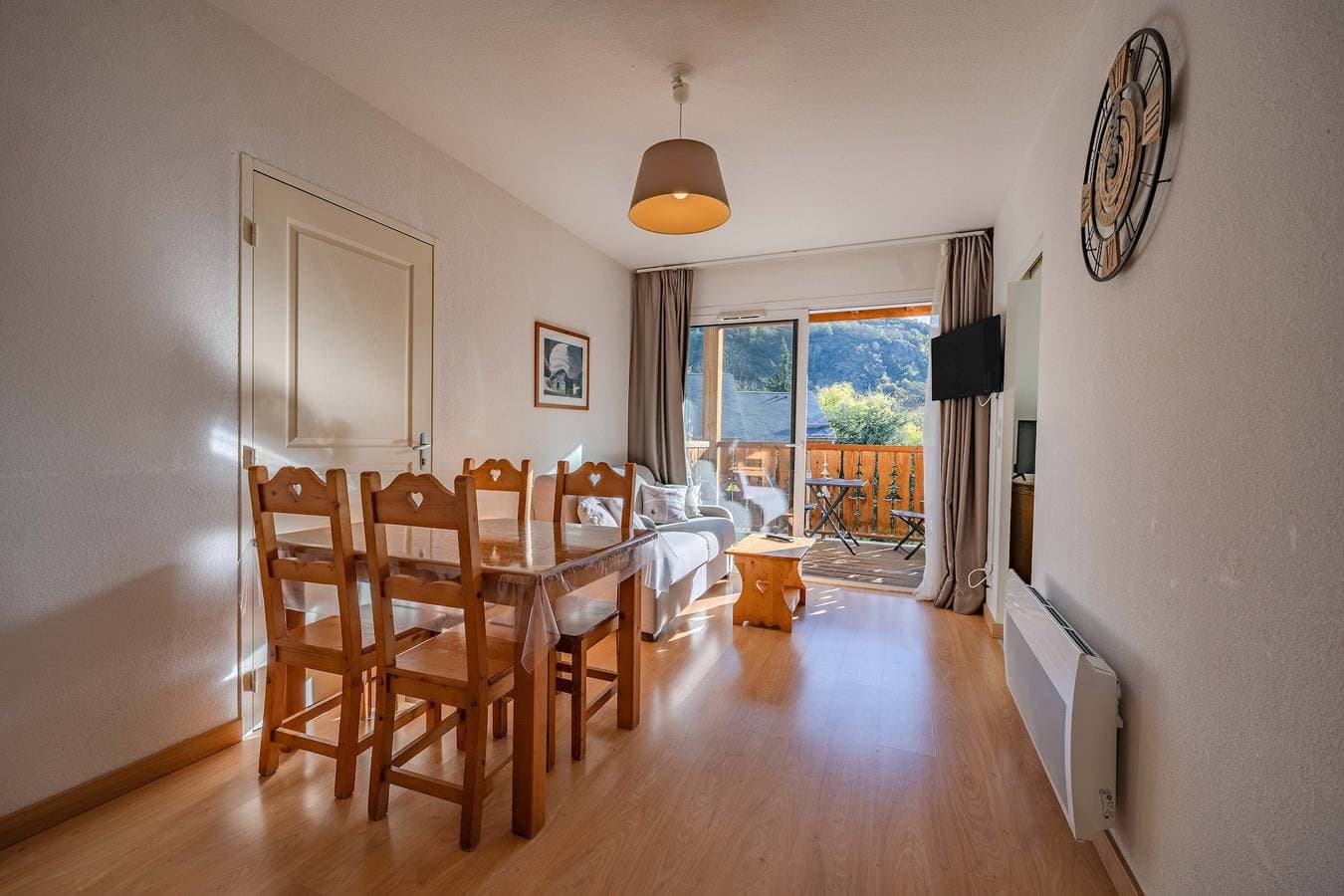 Foto 3 von 19: Ferienwohnung „Le calme de Ax“ mit Bergblick, Gemeinschaftspool und Balkon