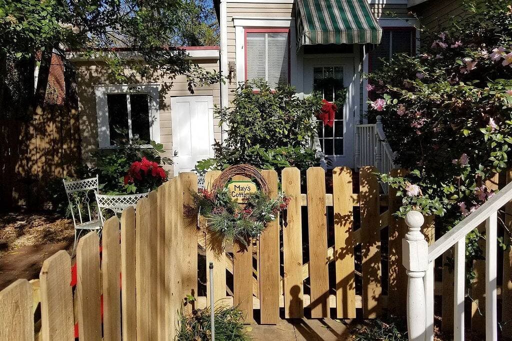 Foto 11 von 18: Private Garden, Jacuzzi Tub, Fireplace, In-Cottage Breakfast & Walking Distance to SoMa Are Just the Beginning!