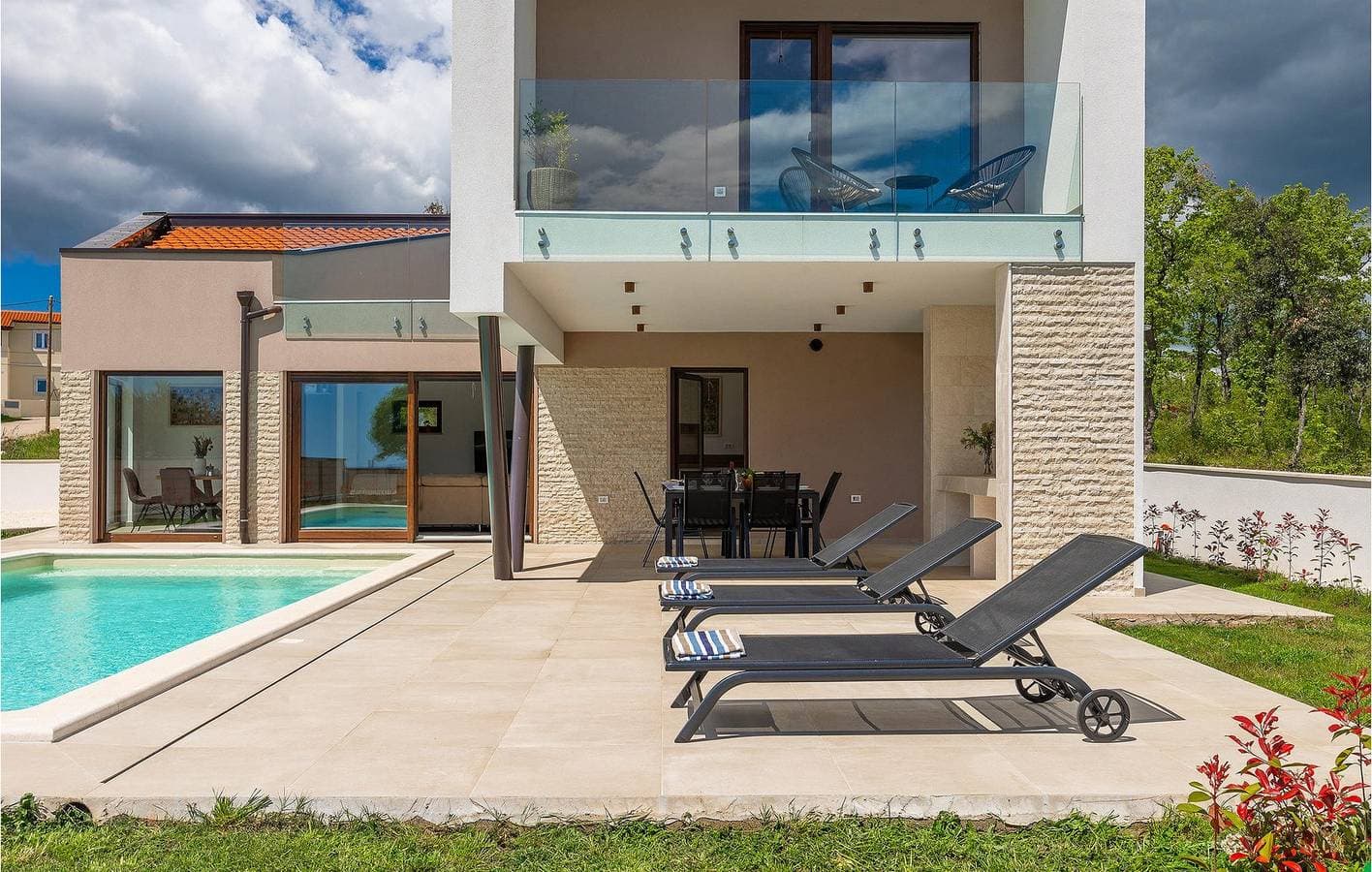 Foto 12 von 53: Modernes Apartment mit 2 Schlafzimmern und Pool in der Nähe des Strandes Duga Uvala