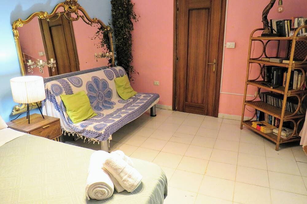 Foto 7 von 30: Großes, ruhiges Zimmer mit WLAN in der Mitte
