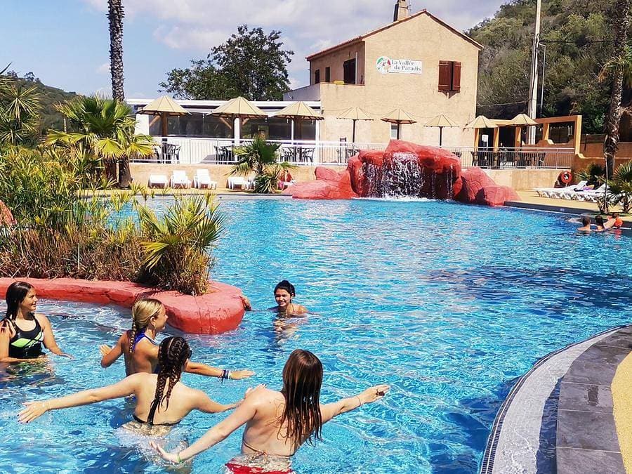 Foto 6 von 49: Camping Tikayan la Vallée du Paradis - Mobilheim 6 personen - Colorado Standard - 2 Schlafzimmer - Klima - TV