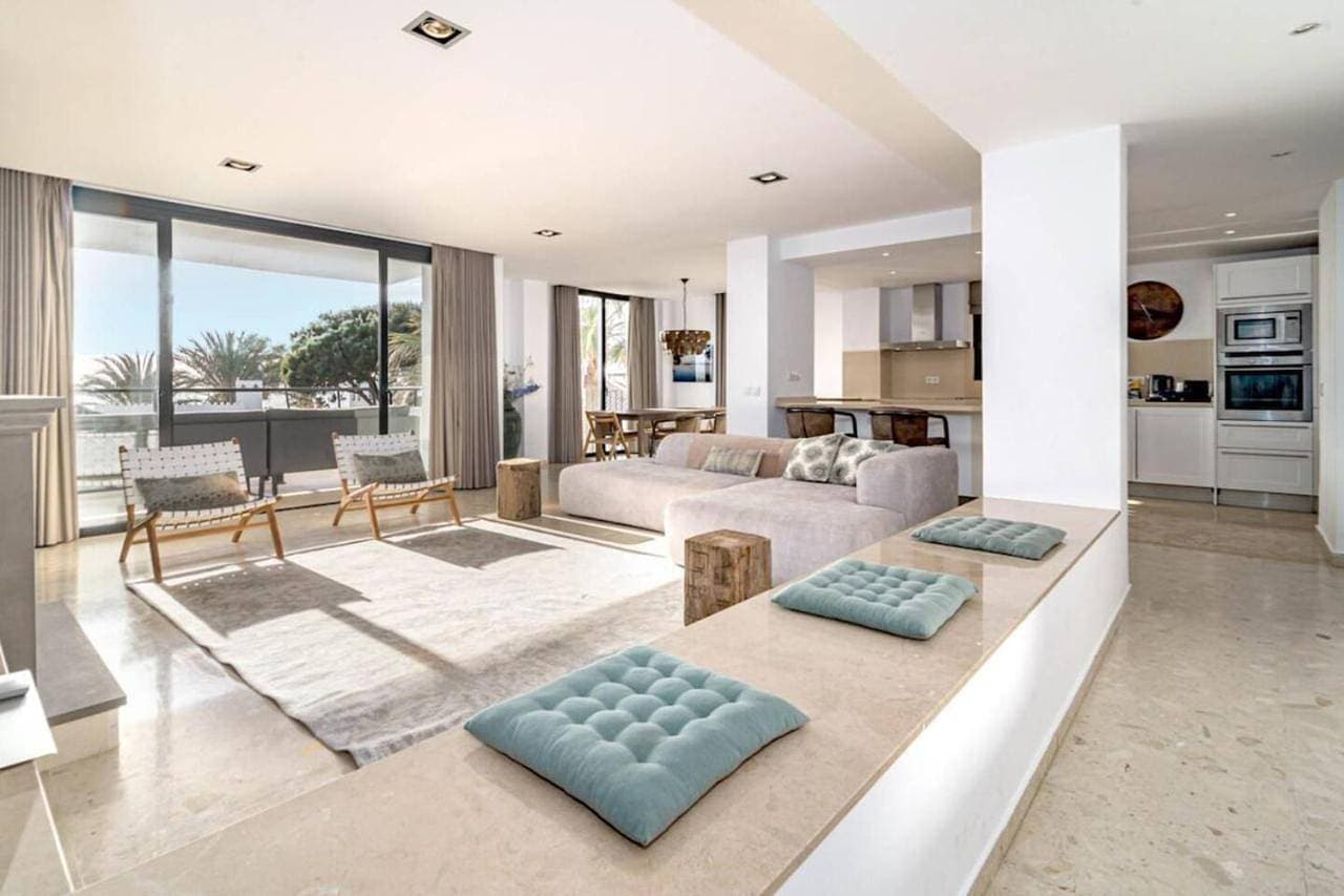 Foto 11 von 65: Three-Bedroom Apartment with Balcony