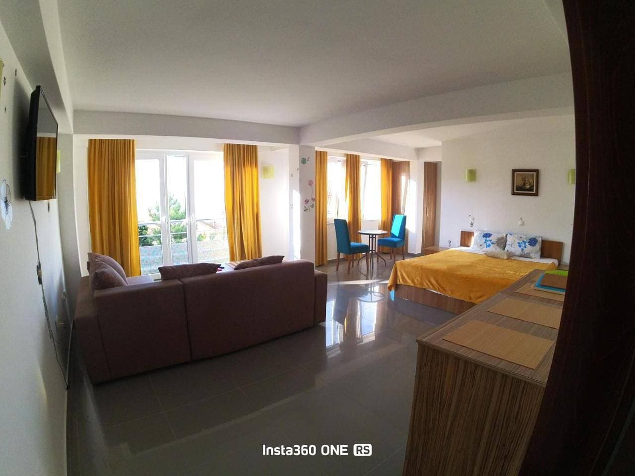 Foto 6 von 23: Family Room with Private Bathroom