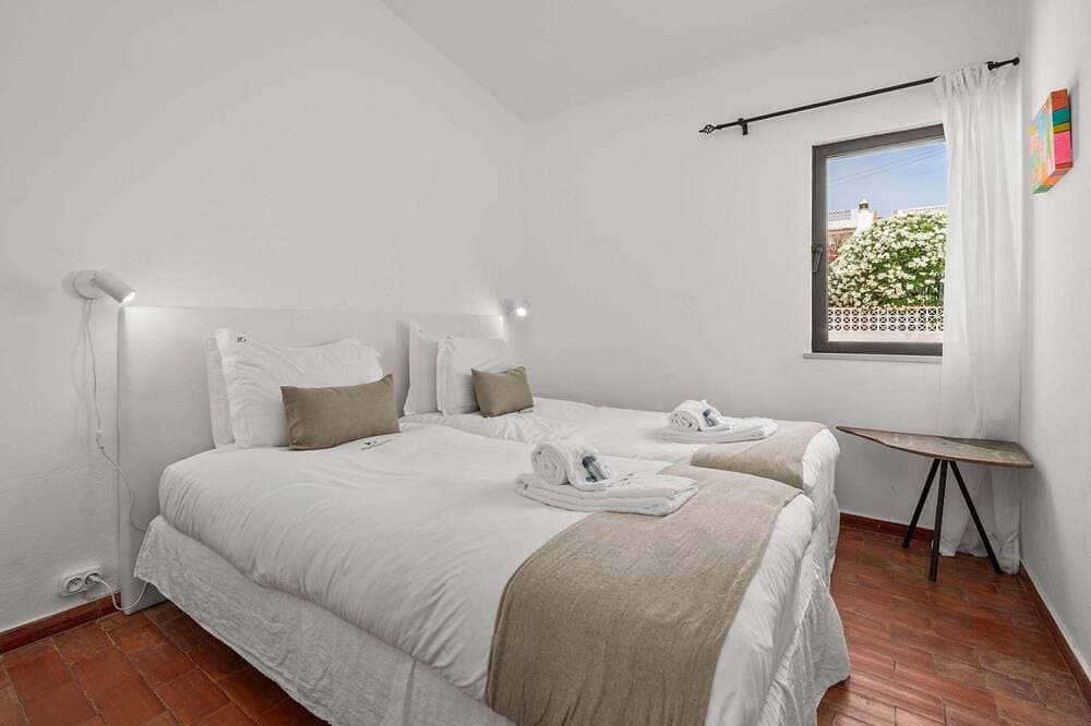 Foto 6 von 30: Beachfront Apartment with Sea View Balcony Luz