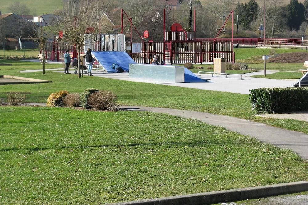 Foto 13 von 26: Freistehendes Haus in einem Dorf mit Geschäften mit der Bezeichnung 3 Sterne