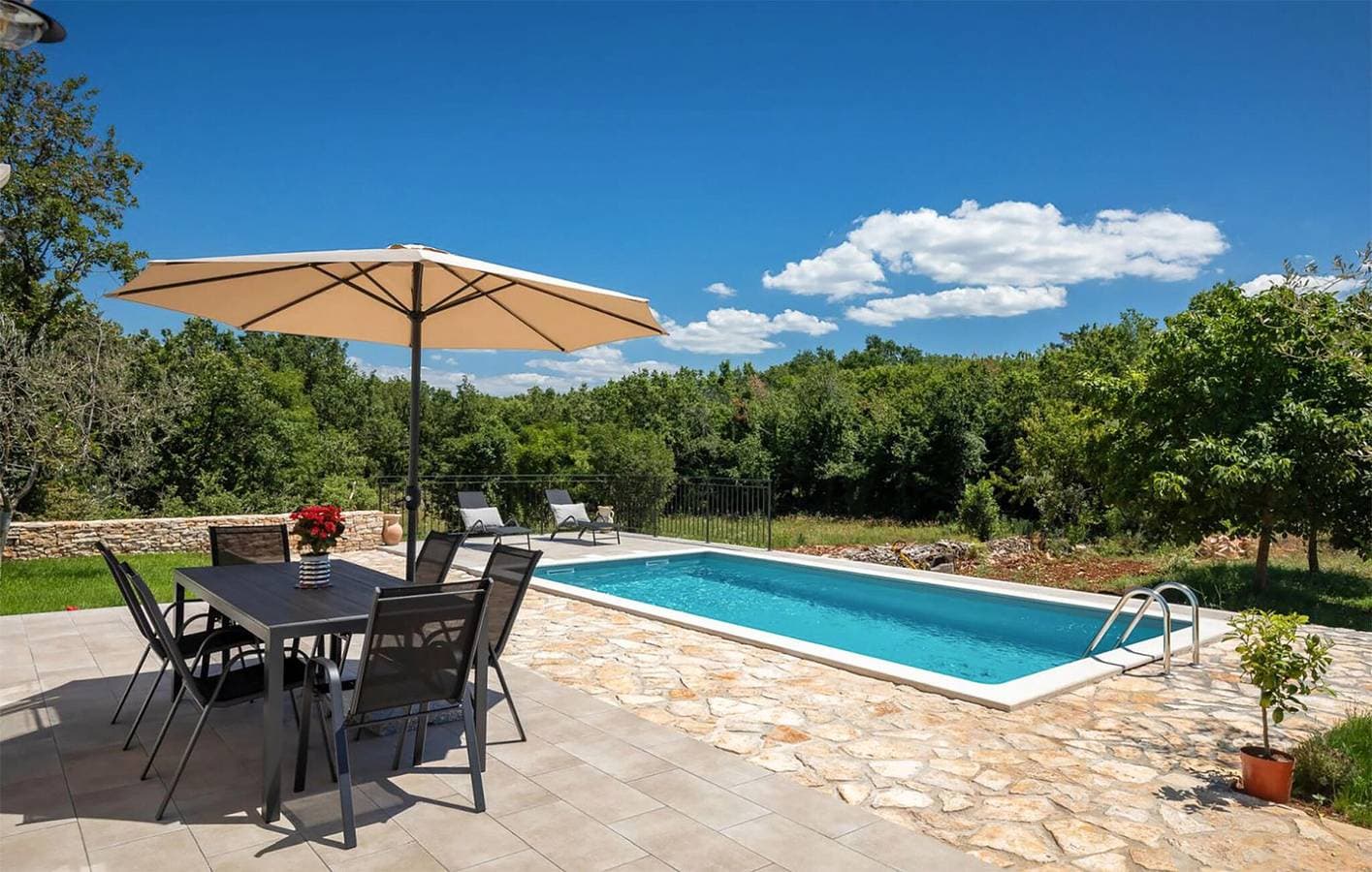 Foto 4 von 24: Charmante 2-Zimmer-Wohnung mit Terrasse und guter Infrastruktur in der Nähe von Montrin