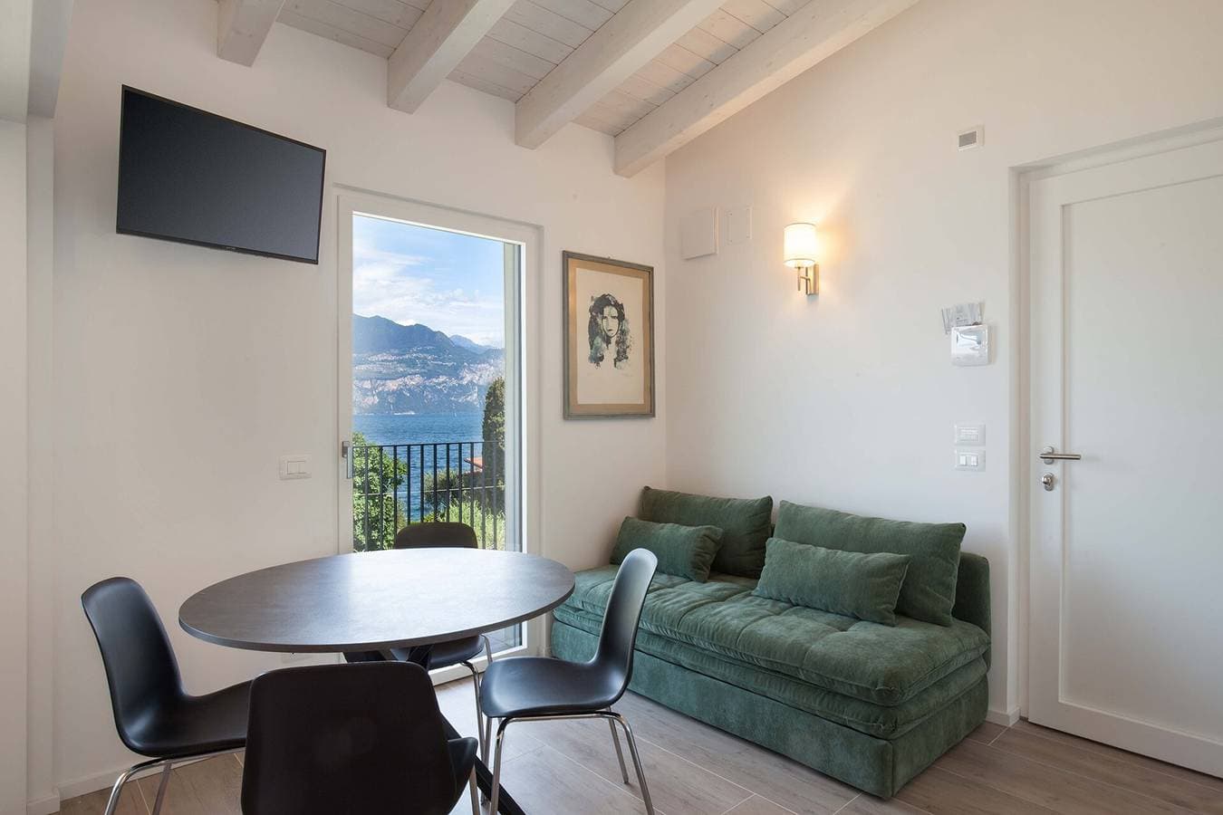 Foto 3 von 18: Pèler Apartment: Modernes Design, Traumhafte Aussicht und Komfort in Brenzone