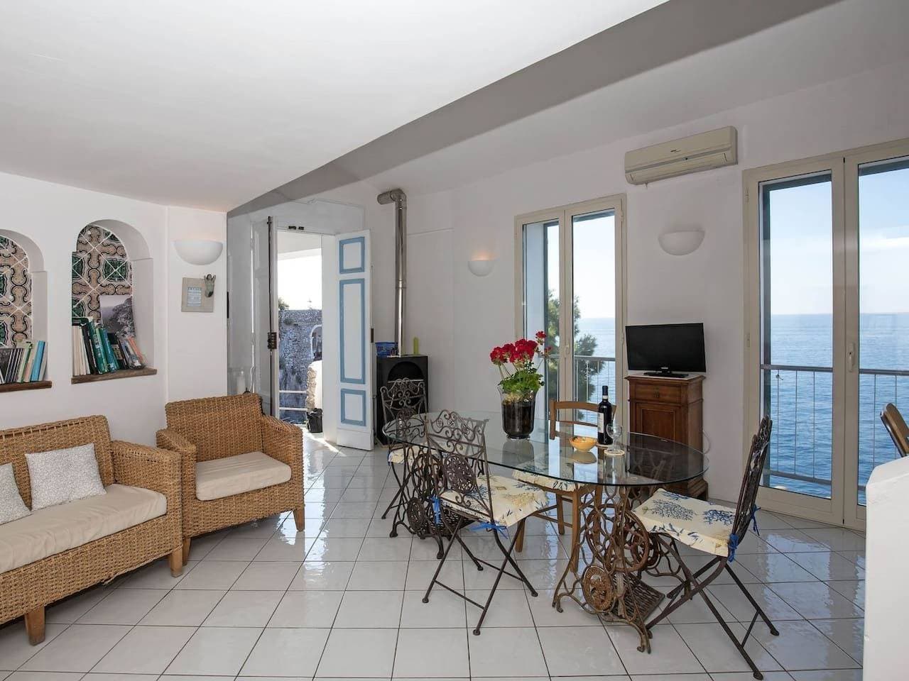 Foto 3 von 30: Villa auf einer natürlichen Klippe mit Blick auf das Meer, nur wenige Schritte