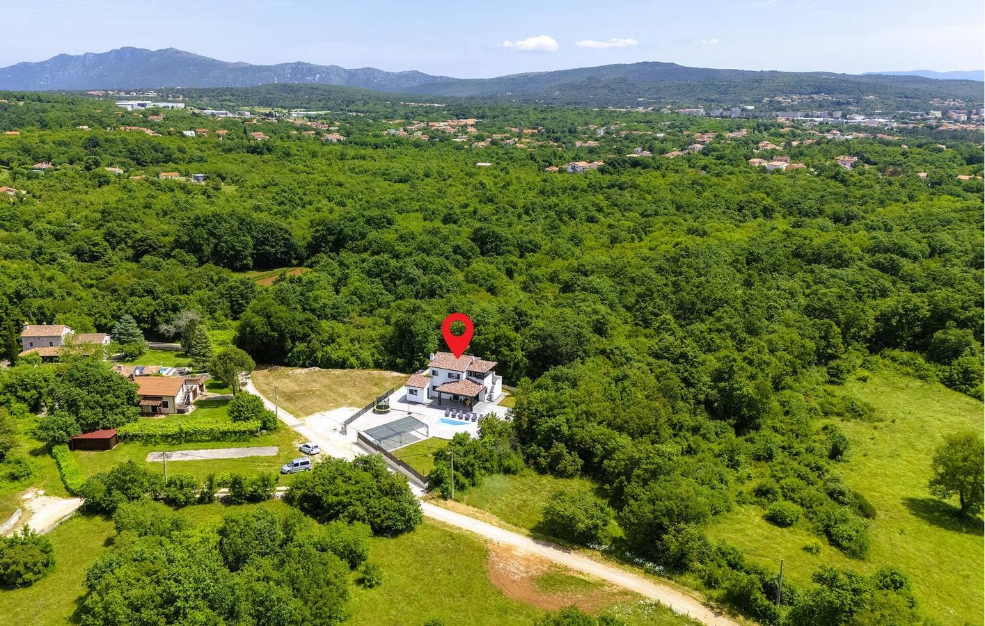 Foto 7 von 43: Geräumige 110 m² große Wohnung mit Pool und Terrasse in Raša, 2 km vom Stadtzentrum entfernt
