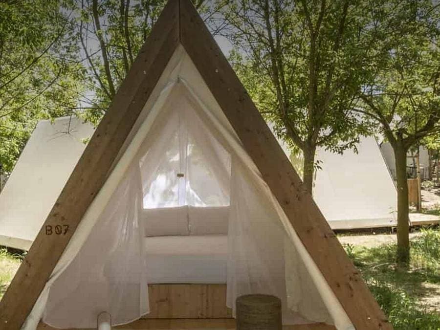 Foto 2 von 48: WeCamp Cala Montgo - Safarizelt 2 personen - Hüttenzelt