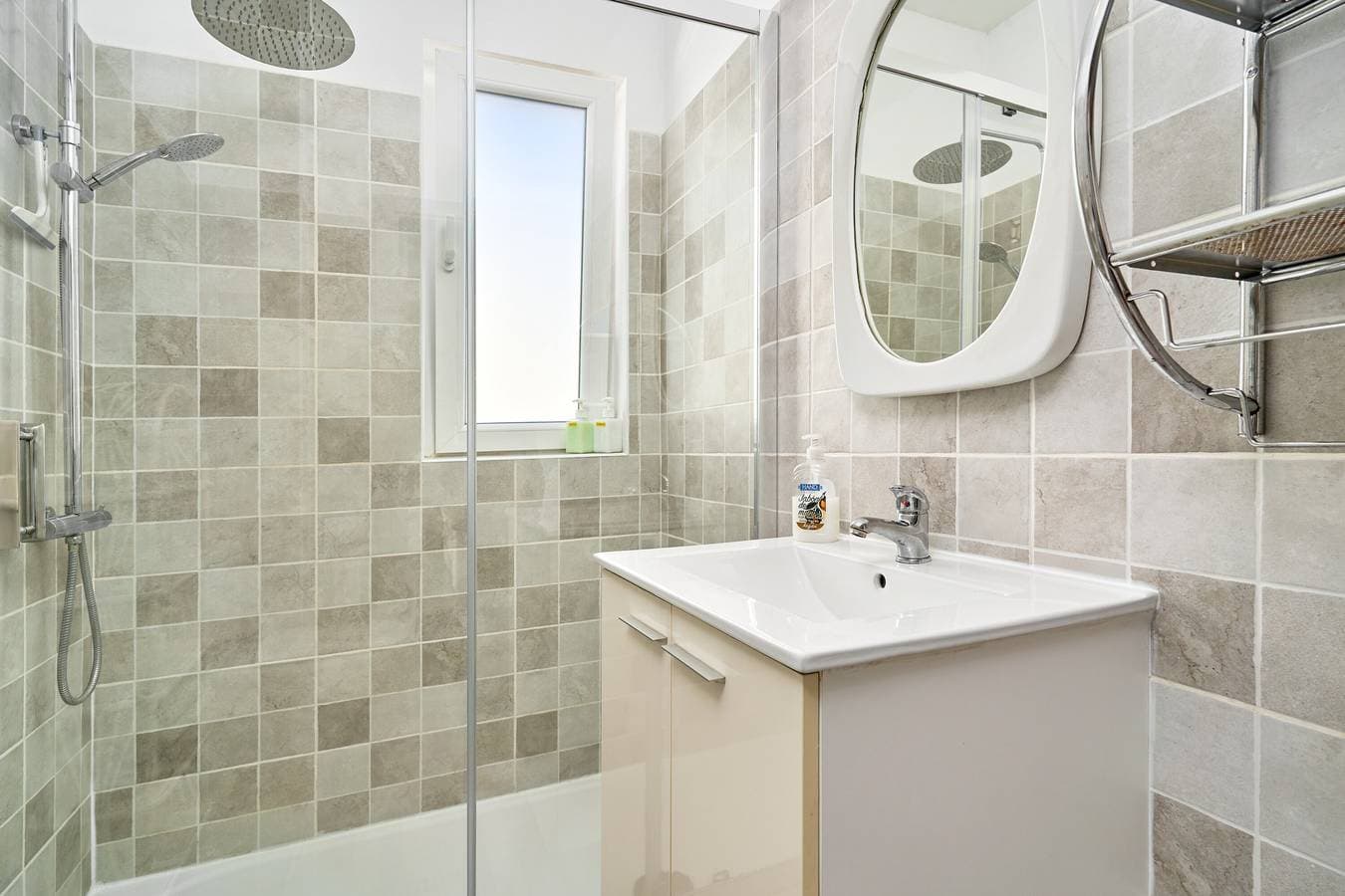 Foto 13 von 25: Ferienwohnung 'Apartamento 1a línea La Herradura' mit Meerblick, WLAN & Klimaanlage