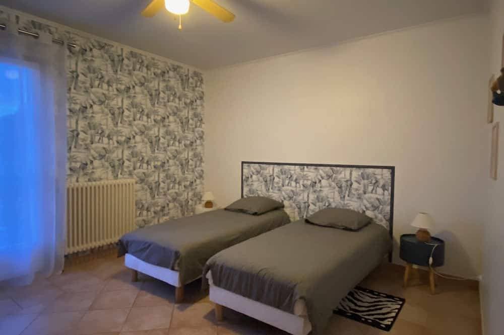 Foto 7 von 30: Komfortable Villa im Herzen eines Gartens mit Olivenbäumen.