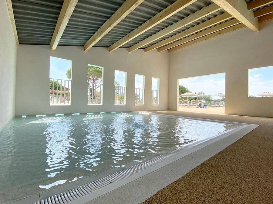 Foto 10 von 45: Tour opérateur sur le camping de Miremer - Mobilheim 6 personen - Mobilheim Homair Vacances auf dem Campingplatz Domaine de Miremer | Comfort | 3 Zi. | 6 Pers. | Erhöhte Terrasse | Klima.