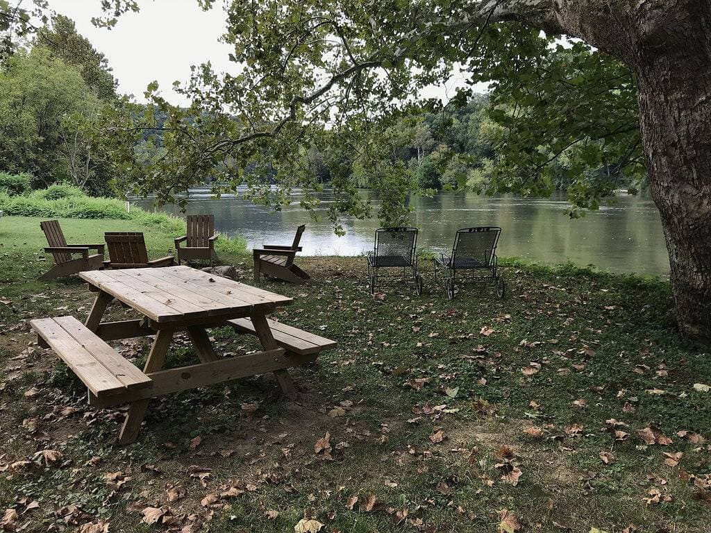Foto 2 von 40: \"Walden\" Deluxe Riverfront Cabin auf 54 Hektar mit Whirlpool in der Nähe von Luray, Va