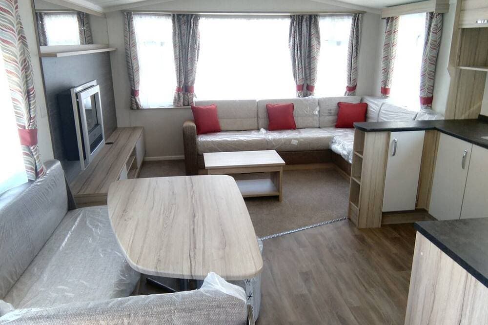 Foto 11 von 21: Delux Caravan für 6 Personen auf fantastischem Gelände mit Terrassentüren nach draußen.