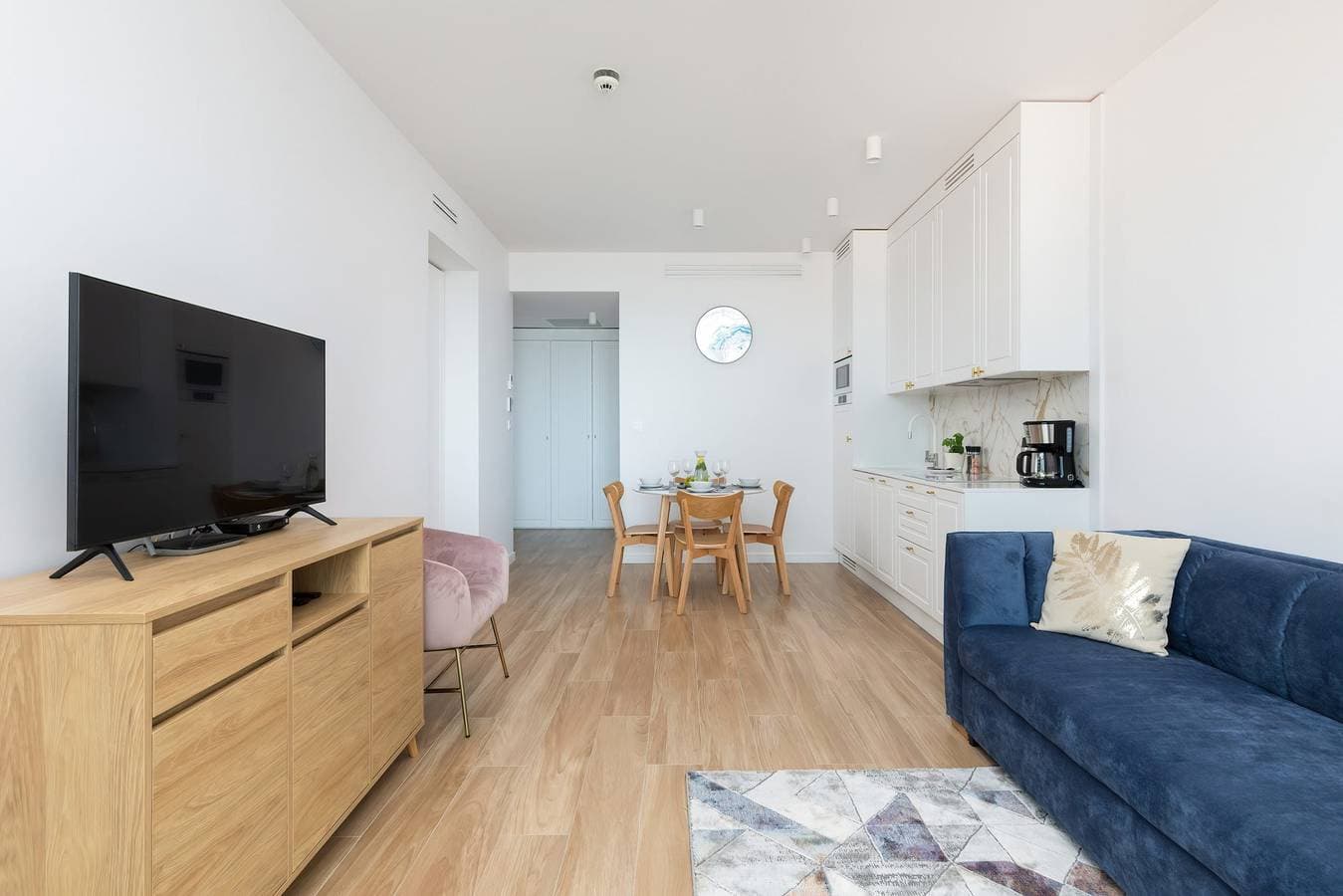 Foto 11 von 23: Stylish Apartment with Sea View | Balcony and Parking