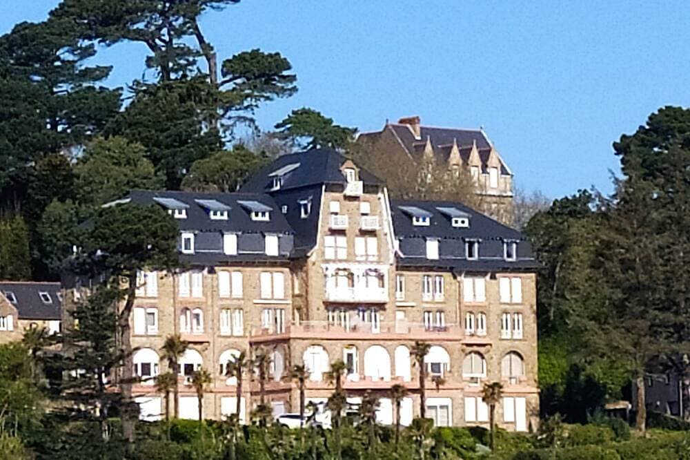Foto 11 von 30: Brittany, Perros-Guirec, pink granite coast, Trestraou beach, luxury apartment