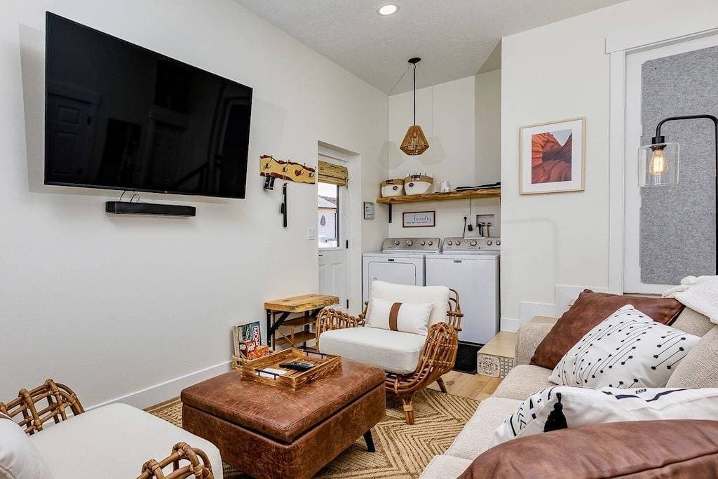 Foto 2 von 28: Modern Studio with Kitchen, Washer/Dryer, Fire Pit, Grill, & Red Rock Views!