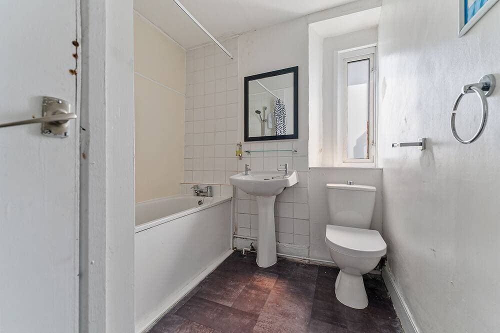Foto 10 von 17: Budget-Studio-Gemeinsames Badezimmer