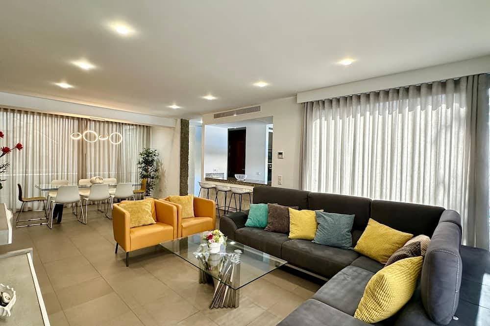 Foto 10 von 30: Luxury Villa in el Duque with 6 bedroom privet pool, the best area in Tenerife!