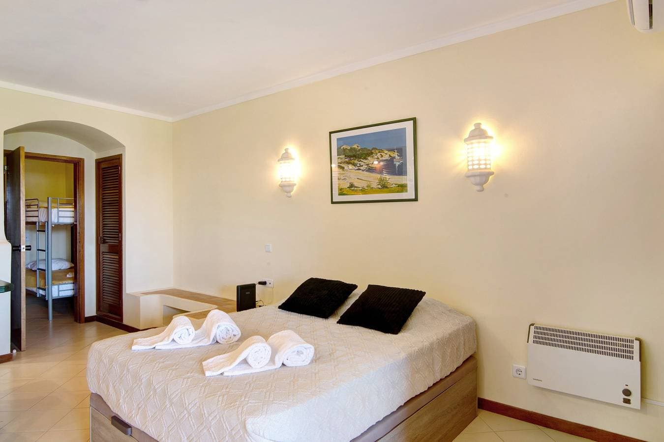Foto 11 von 22: Studio "Belavista House" mit Privater Terrasse, Gemeinschaftspool und WLAN