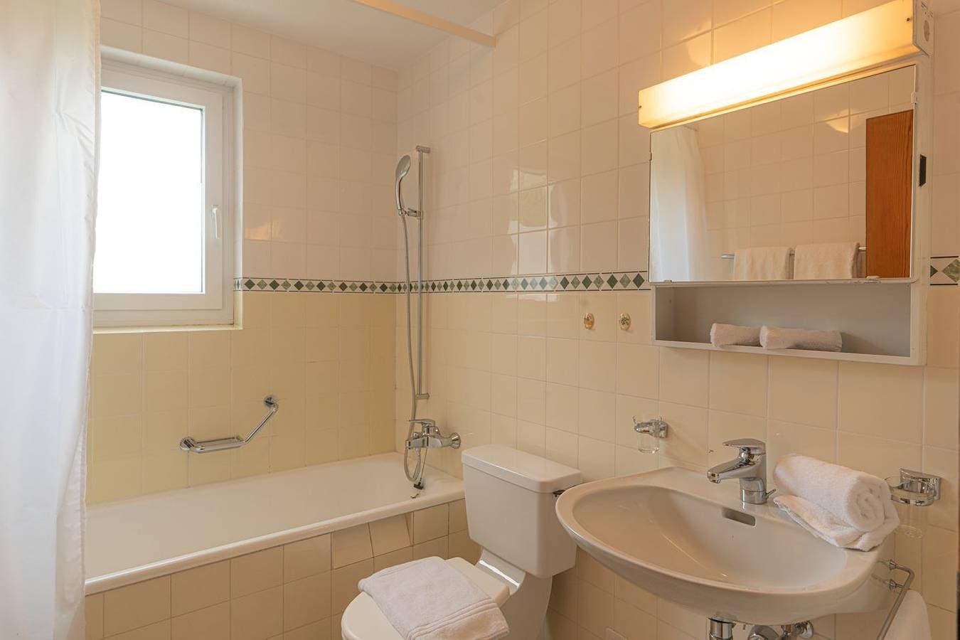 Foto 4 von 25: Chesa Tscheppa 1 – Wohnung mit Seeblick & Gartensitzplatz