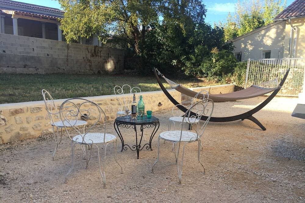 Steinerne Bastide mit Garten in der Mitte des Dorfes und neben dem Fluss 1