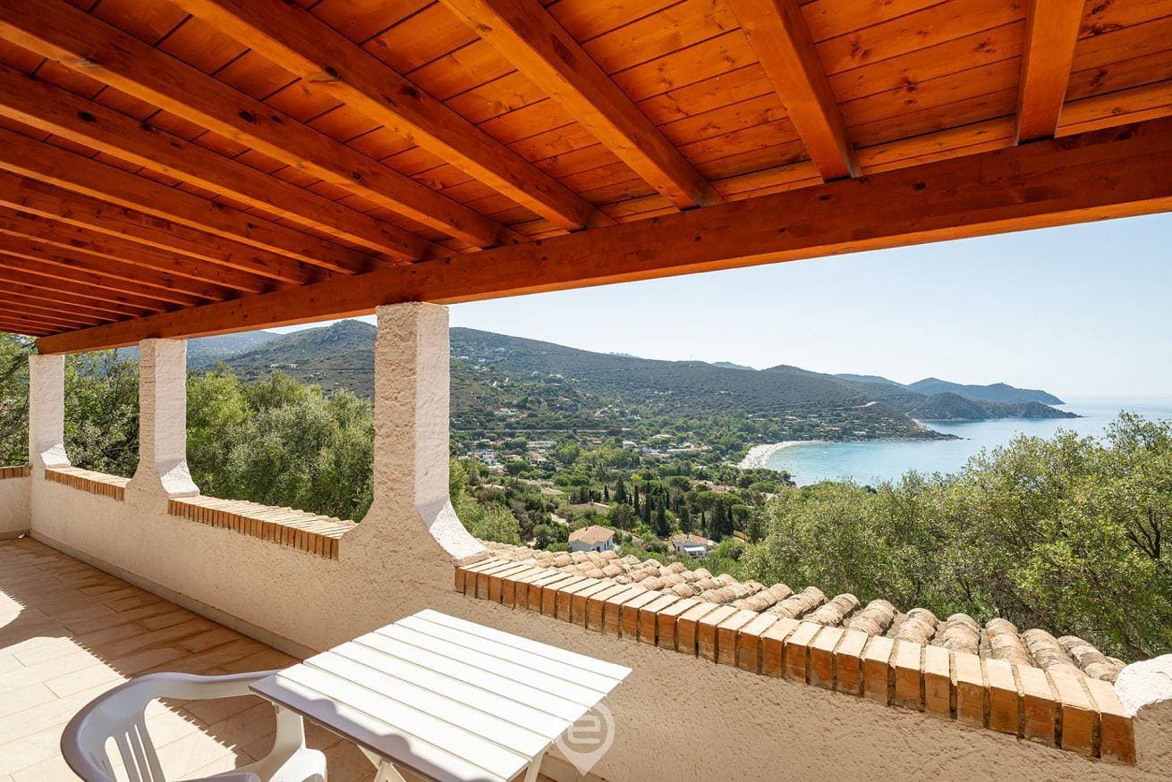 Foto 12 von 52: Villa für 4 Personen mit Balkon/Terrasse