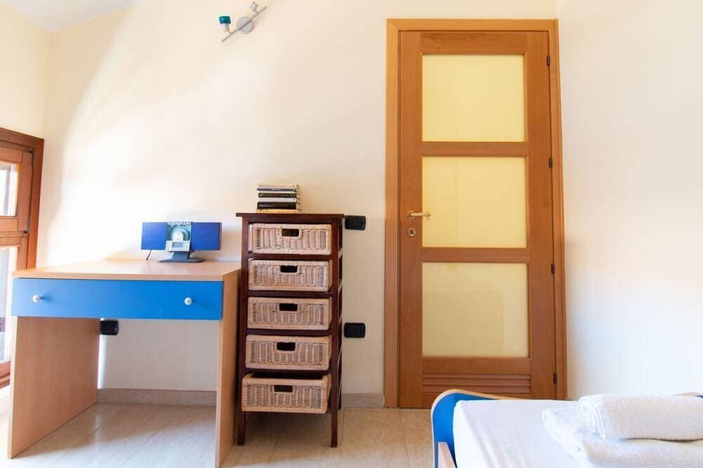 Foto 6 von 21: Quadrilocale al primo piano, con terrazza vista mare, confortevole e luminoso. La cucina è completa di accessori, piatti, stoviglie ed elettrodomestici: bollitore, frigorifero, lavastoviglie, microonde e forno. La zona notte è composta da 3 camere da l