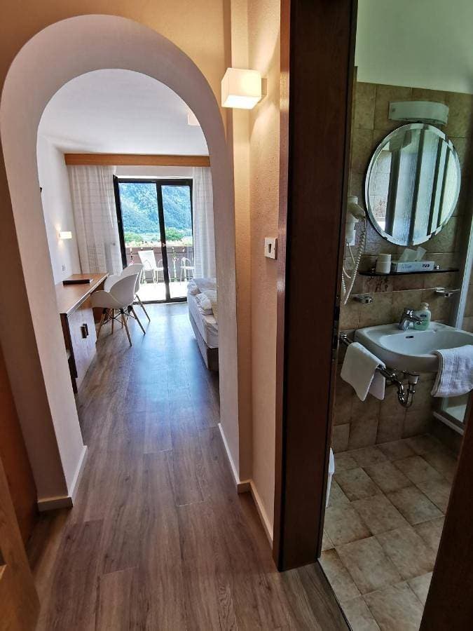 Foto 2 von 25: Double Room with Balcony and Mountain View